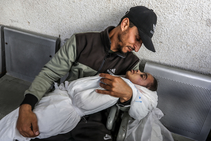 صورة استمرار مذبحة أطفال غزة يغطي العالم بالعار الإنساني