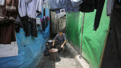 صورة حصار لا إنساني يدفع أهل غزة إلى طهي الطعام على الحطب