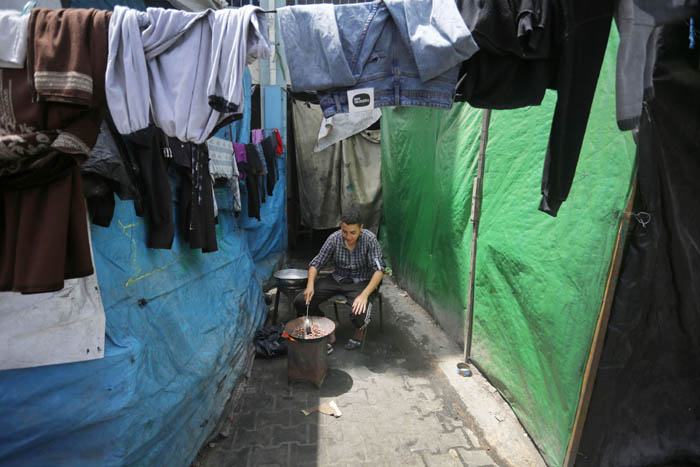 صورة حصار لا إنساني يدفع أهل غزة إلى طهي الطعام على الحطب