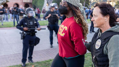 صورة الولايات المتحدة “تدعس ديمقراطيتها” بقمع احتجاجات طلابية داعمة لفلسطين