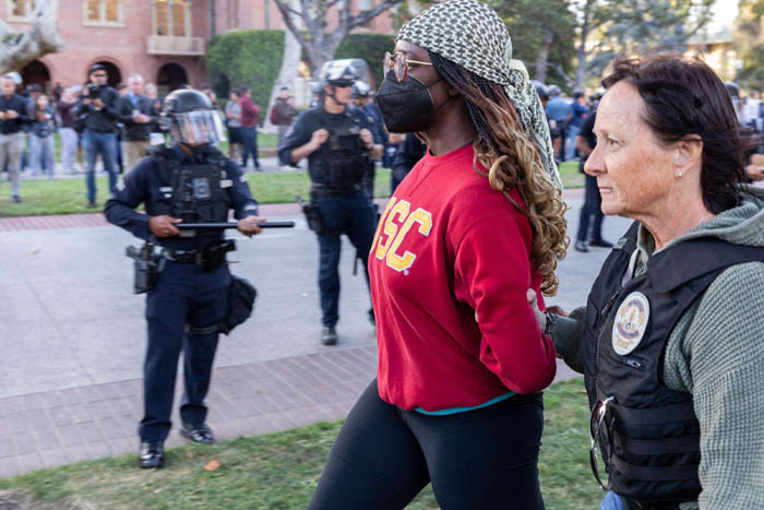 صورة الولايات المتحدة “تدعس ديمقراطيتها” بقمع احتجاجات طلابية داعمة لفلسطين