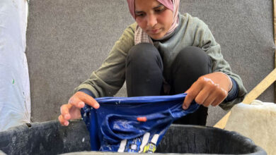 صورة العالم يتخلى عن أطفال غزة تحت وطأة مشقة الحرب والمعيشة