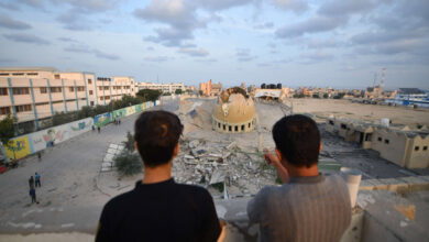 صورة صوت الأذان يُكبّر من مساجد دمرتها وحشية الاحتلال في غزة