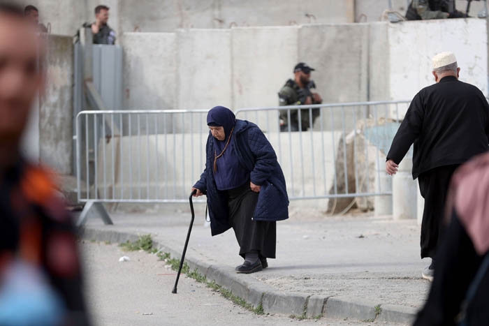 صورة قوات الاحتلال تصادر حق المسلمين في أداء الصلاة في المسجد الأقصى خلال شهر رمضان