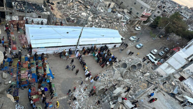 صورة الغزيون يقيمون صلاة العيد فوق أنقاض المساجد