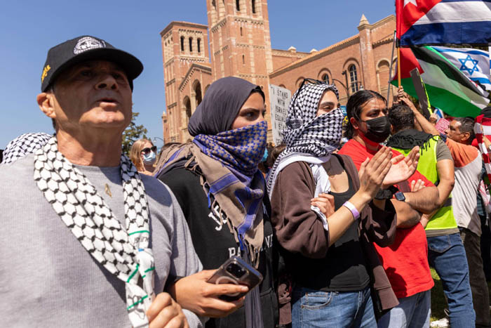 صورة طلاب مناصرون لفلسطين يعتصمون في المبنى التاريخي بجامعة كولومبيا