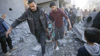 صورة لليوم الـ 330 من العدوان.. الاحتلال يواصل قصف مناطق سكنية في غزة