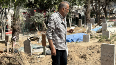 صورة مأساة غزة: أب ينبش الأنقاض بحثًا عن جثمان طفلته