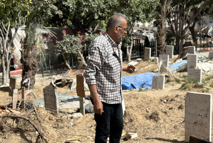 صورة مأساة غزة: أب ينبش الأنقاض بحثًا عن جثمان طفلته