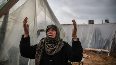 صورة تكالبت على الأمهات في غزة مرارة فقد الأقارب وآلام النزوح ومآسي الحرب الوحشية