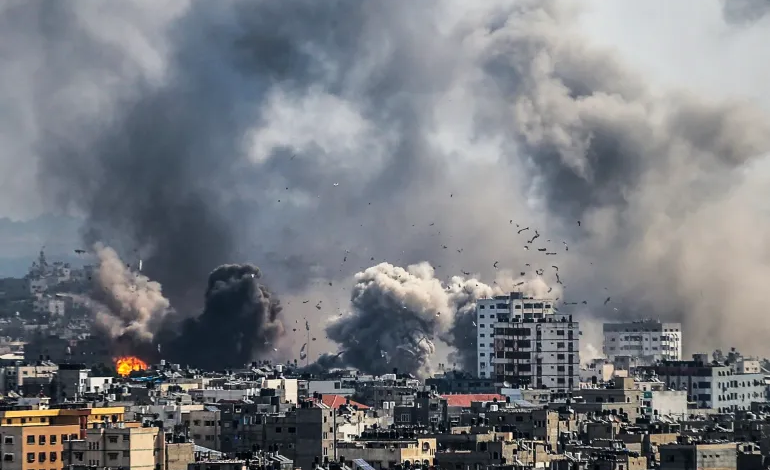 صورة قوات الاحتلال تواصل قصفها على عدد من مناطق قطاع غزة