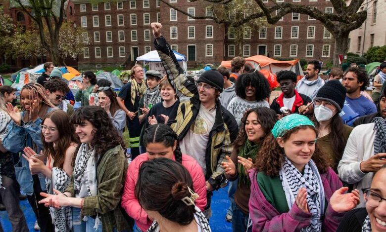 صورة طلاب جامعة براون يجبرون الجامعة على إجراء تصويت لسحب استثماراتها الداعمة لـ “إسرائيل”