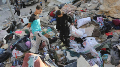 صورة النازحون بغزة.. حفاة على أرض ملوثة