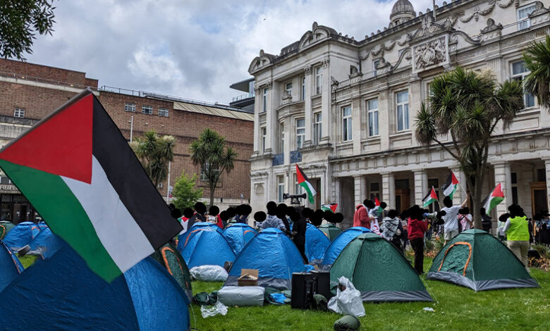 صورة جامعة كوين ماري في لندن تنضم لحراك طلاب الجامعات المتضامنين مع فلسطين