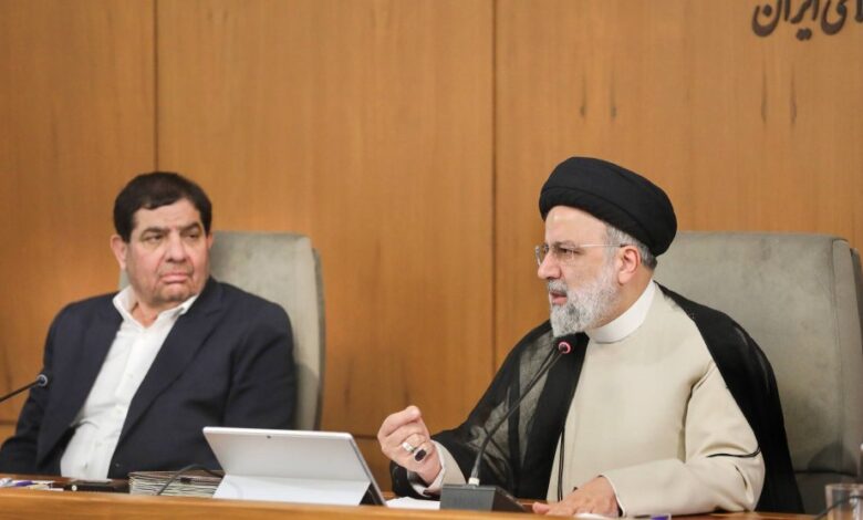 صورة خامنئي يولي النائب الأول لرئيس الجمهورية محمد مخبر السلطة التنفيذية وفقًا للدستور