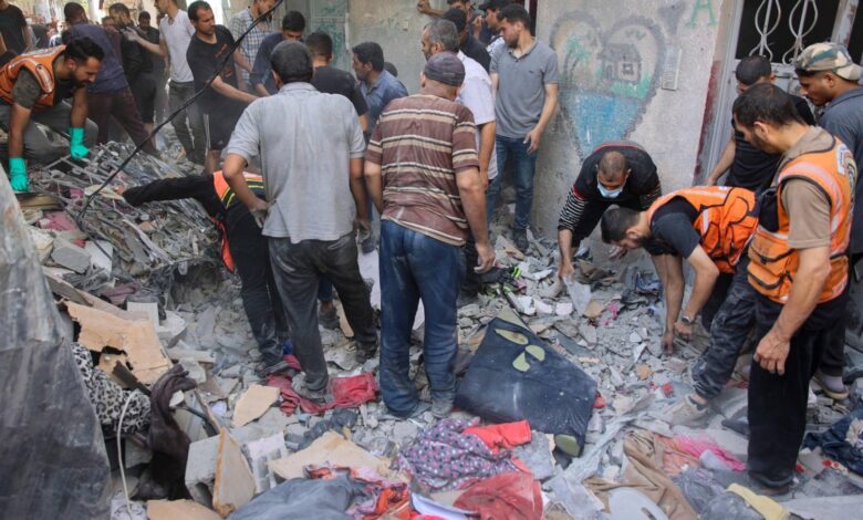 صورة مجازر “إسرائيلية” في مدينة غزة بعد قصف الاحتلال منازل المدنيين