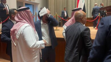 صورة عراك ودماء بين عدد من النواب خلال جلسة لاختيار رئيس لمجلس البرلمان