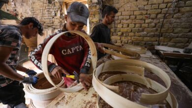 صورة لا عيد للعمال في العراق وهم يسحقون يوميًا بحثًا عن قوت أطفالهم