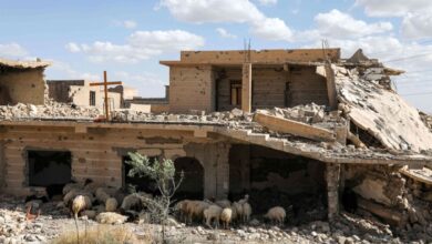 صورة أهالي سنجار لا يريدون مغادرة خيم النازحين ليقطنوا فوق ركام منازلهم المدمرة