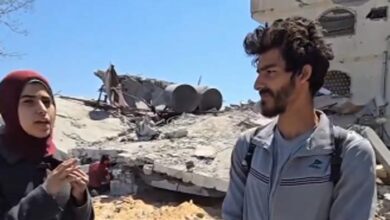 صورة أصم ينبش أنقاض منزله بحثًا عن جثمان والده تحت الركام في غزة