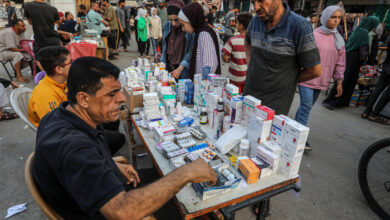 صورة صيدلية على قارعة الطريق في بسطة خشبية هربًا من الحرب الوحشية في غزة