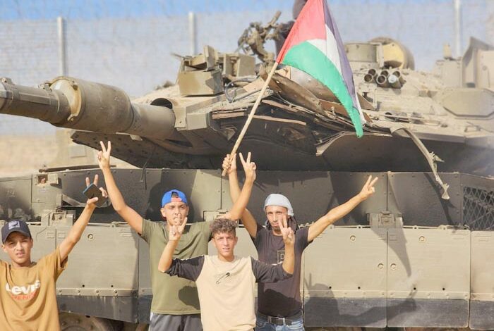 صورة سر الصمود هو شعب غزة الذي بقي على العهد في احتضان المقاومة، لم يستسلم ولم ييأس