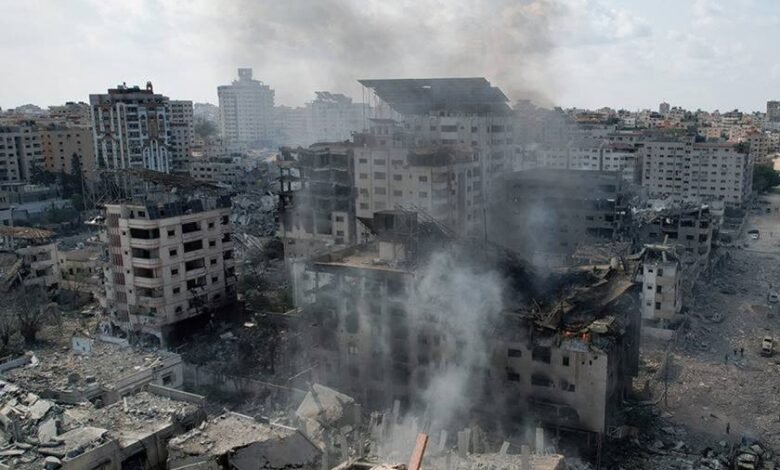 صورة الاحتلال يواصل قصف المدنيين ومخيم “النصيرات” يشهد الاستهداف الأعنف