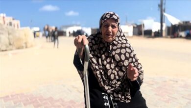 صورة سيدة عاشت أيام النكبة: فلسطين بلادنا ولن نتركها