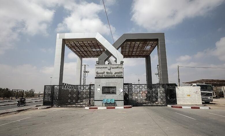 صورة الهلال الأحمر يحذر من تدهور الأوضاع الإنسانية في القطاع جراء استمرار إغلاق المعابر