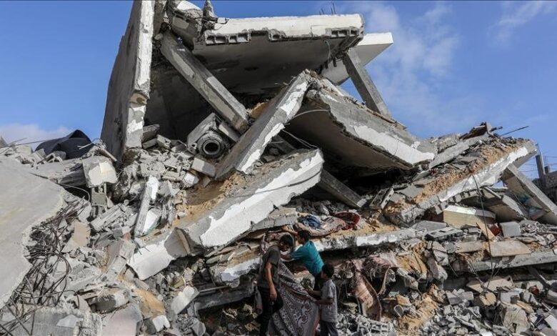 صورة قتلى وجرحى في غارات للاحتلال على عمارة سكنية في حي الدرج في قطاع غزة