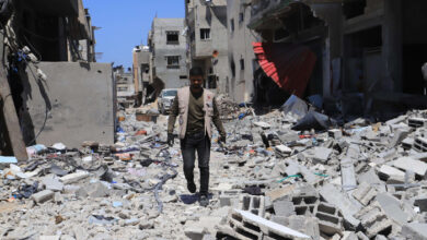 صورة ركام الدمار والنفايات “قاتل صامت” يهدد حياة الفلسطينيين في غزة