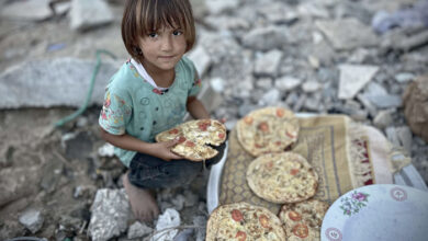 صورة المجاعة تدفع أهالي غزة إلى طهي أوراق الشجر