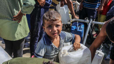 صورة الدفاع المدني في غزة: 100 ألف فلسطيني دون طعام وشراب ودواء منذ شهر