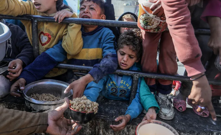 صورة “بسبب حرب التجويع”.. صحة غزة تعلن تسمم أطفال بأغذية منتهية الصلاحية