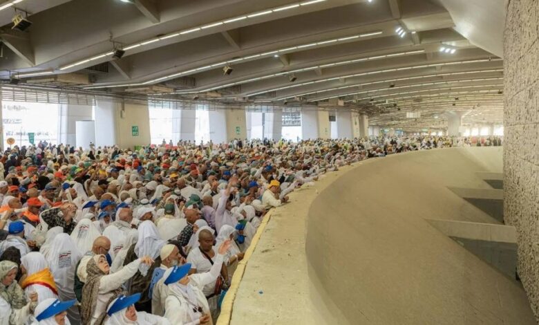 صورة حجاج بيت الله الحرام يواصلون رمي الجمرات الثلاث في مشعر منى
