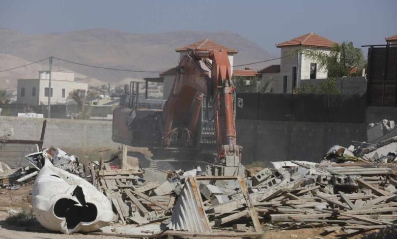 صورة سلطات الاحتلال “الإسرائيلية” تهدم 3 منازل فلسطينية جنوب الضفة