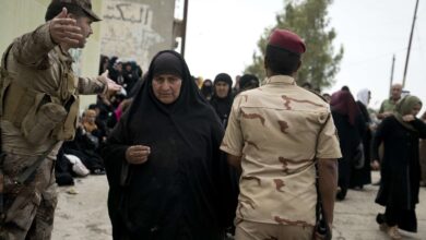 صورة المعتقلون يعيشون في جحيم السجون العراقية وتهدر كرامات ذويهم عند طلب مقابلتهم