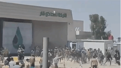 صورة قوات مكافحة الشغب تعتدي بالضرب على متظاهرين مطالبين بالتعيين وسط الناصرية