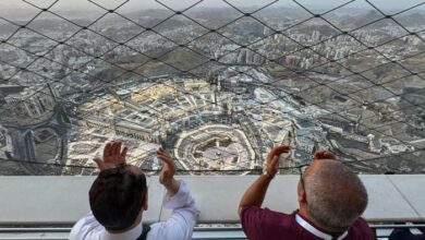 صورة الحجاج يتوافدون إلى مشعر مِنَى مكثرين من التلبية والتسبيح والتكبير في صورة روحانية وإيمانية
