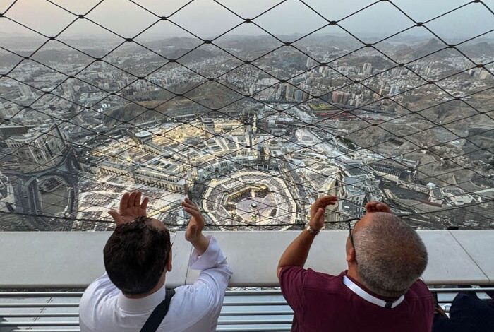 صورة الحجاج يتوافدون إلى مشعر مِنَى مكثرين من التلبية والتسبيح والتكبير في صورة روحانية وإيمانية