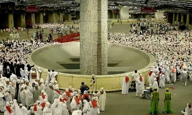 صورة حجاج بيت الله الحرام يبدأون برمي جمرة العقبة الكبرى في أول أيام العيد