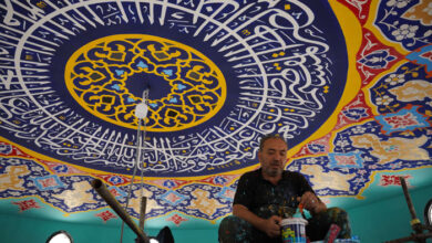 صورة خطاط عراقي يحلم بوضع لمساته على جدران مسجد “آيا صوفيا”