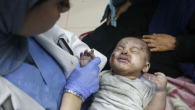 صورة الطفل توفيق من مخيم النصيرات عاد للحياة بعد إعلان المستشفى استشهاده