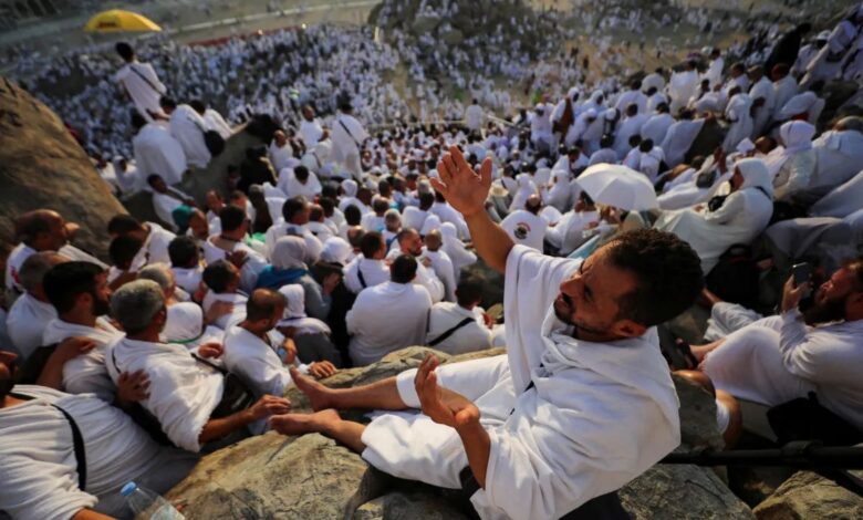 صورة ضيوف الرحمن يؤدون ركن الحج الأعظم بالوقوف في صعيد عرفات