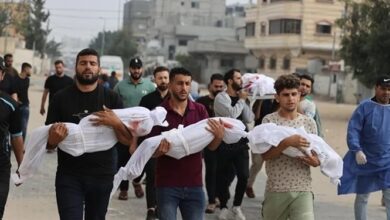 صورة طبيب أميركي عائد من غزة: الجيش “الإسرائيلي” قتل عمدًا أطفالًا بنيران قناصته