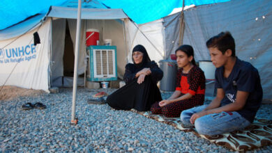 صورة السفيرة الأمريكية لدى بغداد تشدد على عدم إعادة النازحين قسرًا لمناطقهم