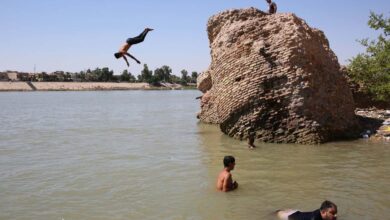 صورة ارتفاع درجات الحرارة وانقطاع الكهرباء يدفعان العراقيين للغرق في الأنهر والمسطحات المائية