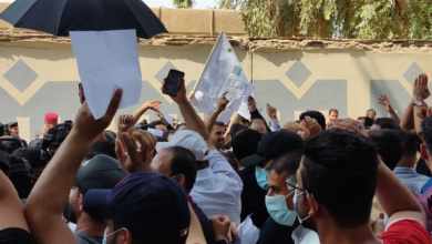 صورة قوات مكافحة الشغب تعتدي على تظاهرة للطلاب الجامعيين أمام مبنى وزارة التعليم العالي