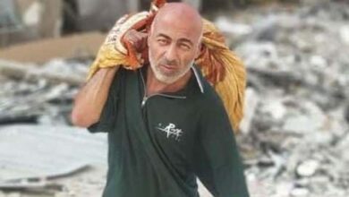 صورة صورة طبيب فلسطيني تتحول إلى أيقونة تجسد مأساة نازحي غزة