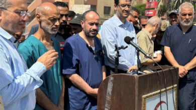 صورة مدير مجمع الشفاء بعد الافراج عنه: كوادر طبية استشهدت تحت التعذيب في سجون الاحتلال